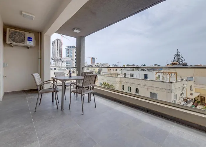 Splendid 2Br Apartment, Steps To St Georges Bay