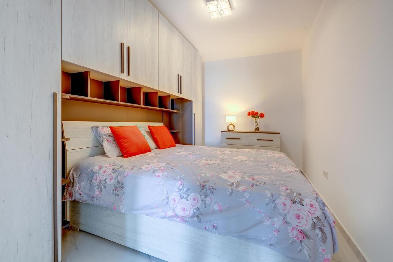 Appartement Splendid 2br Apartment, Steps To St Georges Bay San Ġiljan